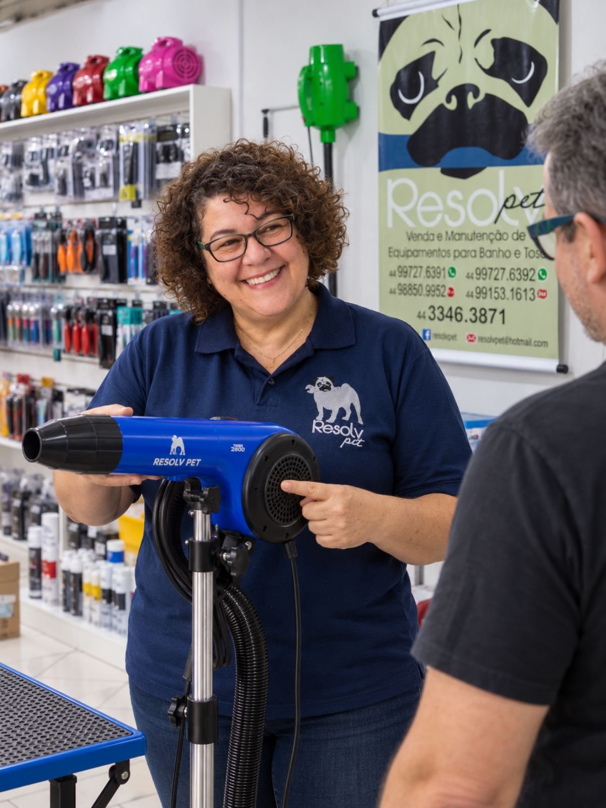 Pati atendendo cliente na loja da Resolv Pet em Maringá