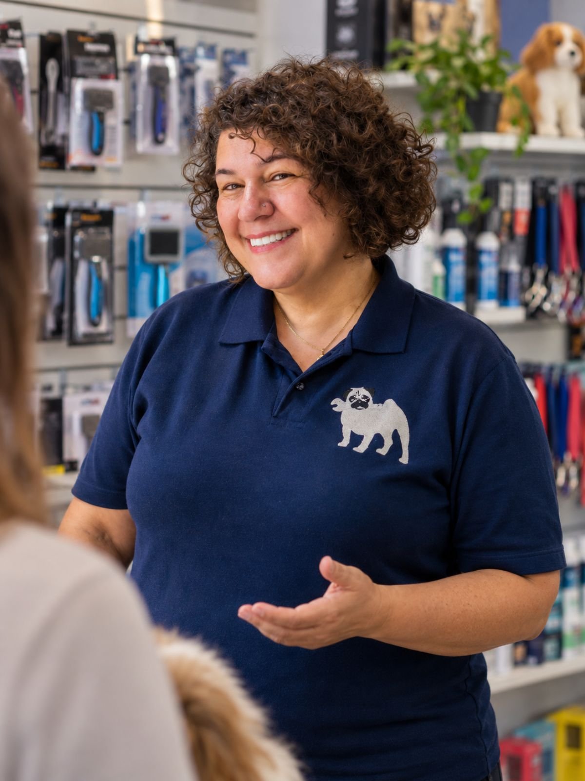 Pati atendendo cliente na loja da Resolv Pet em Maringá