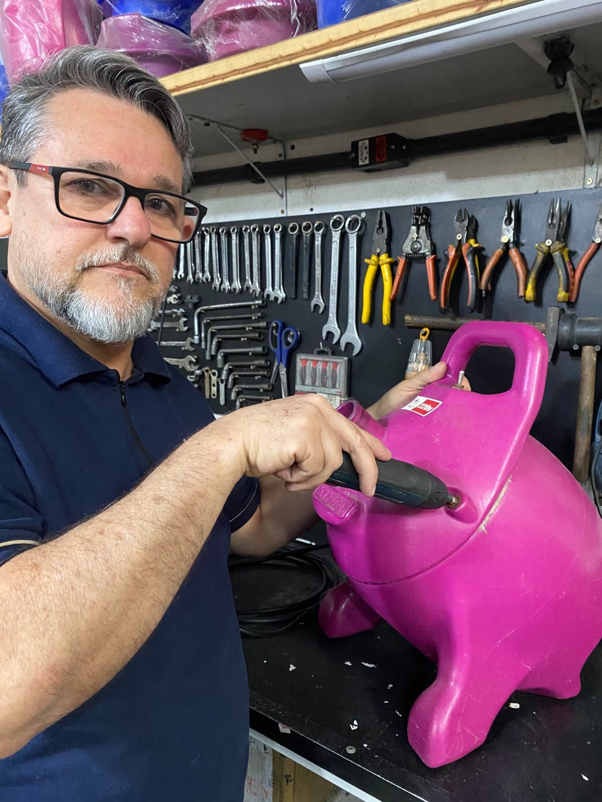 Marcelo realizando manutenção de equipamento para banho e tosa na Resolv Pet
