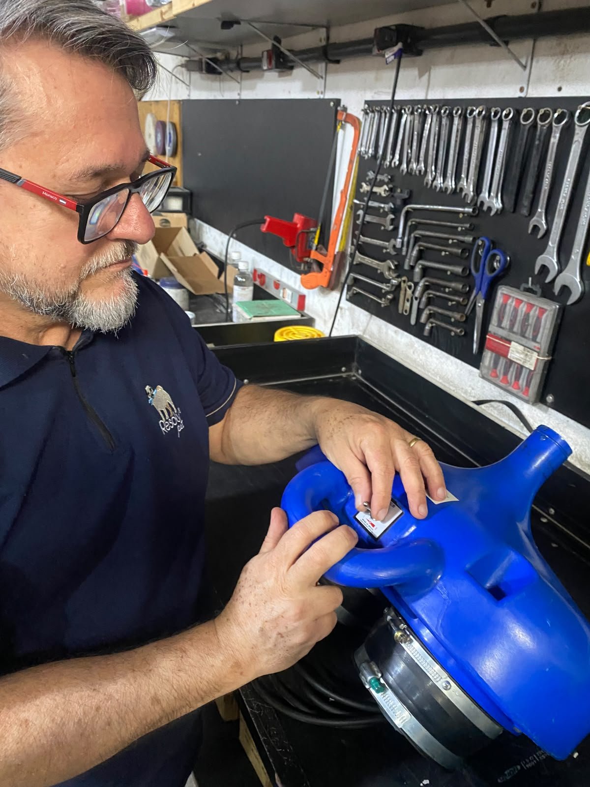 Marcelo realizando manutenção de equipamento para banho e tosa na Resolv Pet
